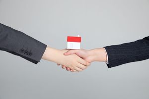 买房和中介签的买卖合同违约有什么后果