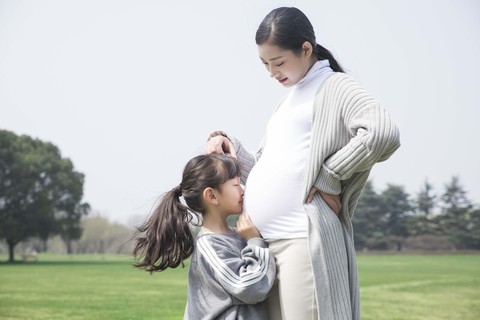 未婚先孕女方要孩子归谁