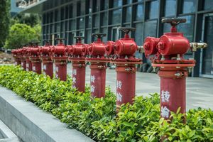 小区消防设施漏水，水费找谁要？