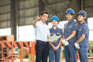 企业怎样合法雇用未成年工？