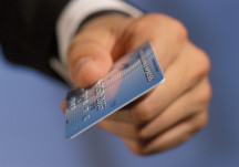 面对信用卡逾期限制，应该怎样应对