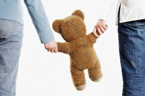 女方有抚养权却把小孩给男方怎么办