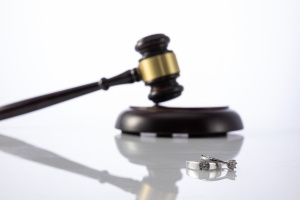 离婚案件的财产分割可以另行起诉吗