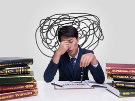 家庭困难村里不给办扶贫怎么办