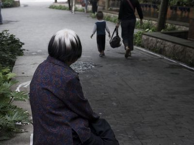 一个老人收养一个小孩怎么办